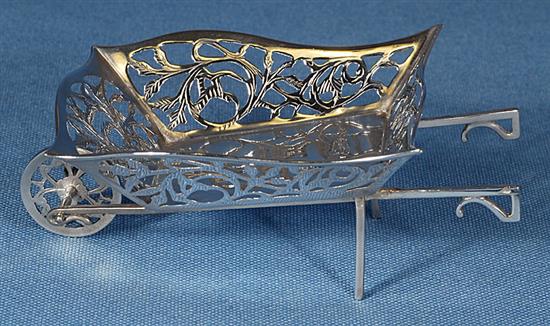 A silver Art Nouveau bon bon basket, in the form of a wheelbarrow, Length 4 ¾”/121mm Width 3”/75mm Height 1 ¾”/45. Weight 1.4ozs/41grms